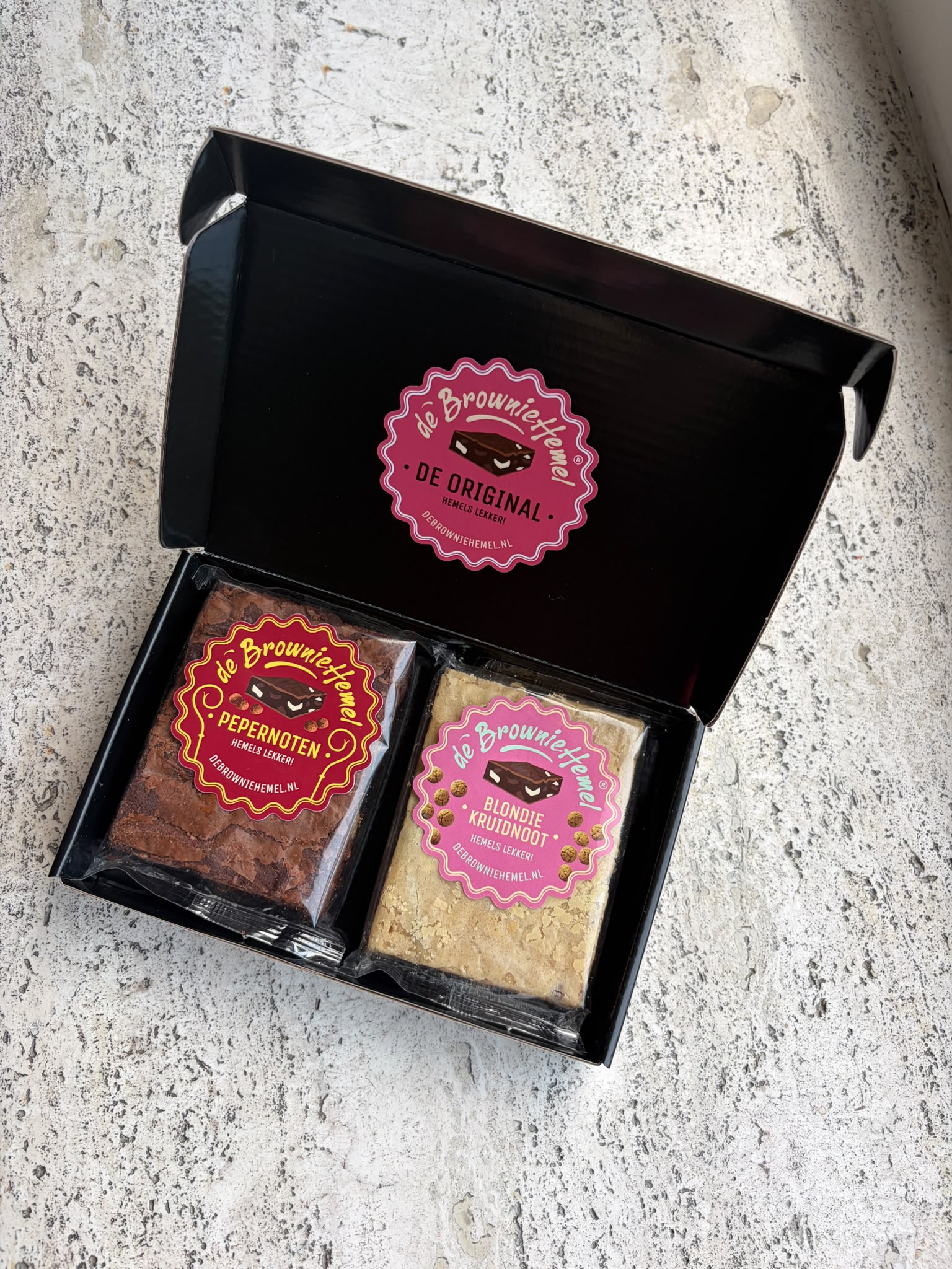 Een doosje ambachtelijke brownies van Browniehemel