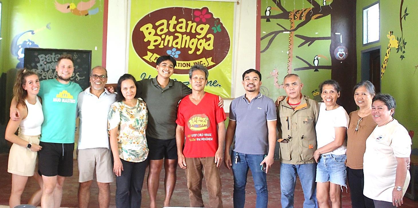 Karin, Geertjan en Butch met het lokale bestuur en team van Batang Pinangga